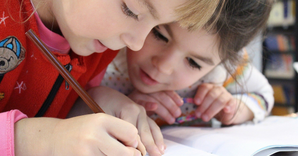 В Єврокомісії розповіли, скільки українських дітей навчаються в школах ЄС